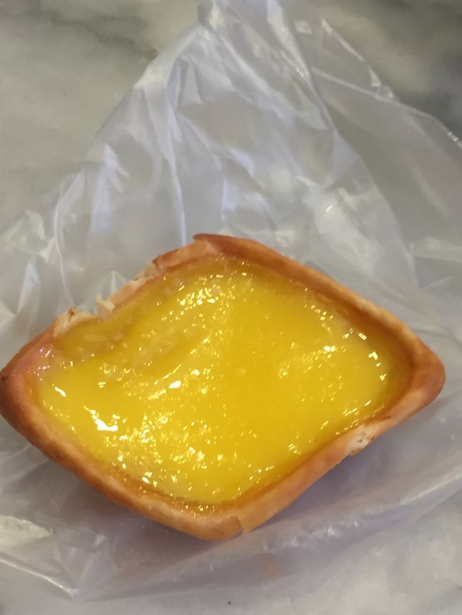 一個ずつ買い、店の中で食べる。このエッグの部分がぷるぷるしてほんと美味しかった。いくつか買って帰ればよかった。お昼時だったので、ランチ帰りのサラリーマン男性一団が、デザートに買って行っていた。シンガポーリアン男性にも人気のスイーツ。