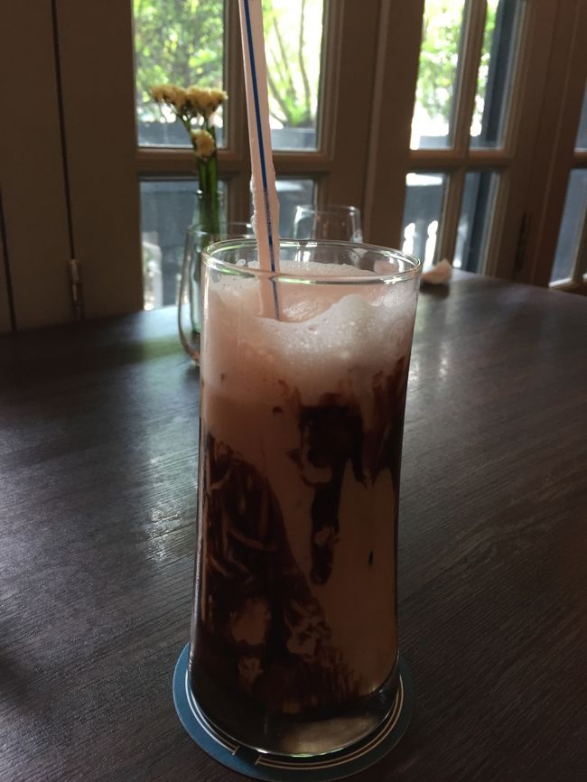 マックスウェルフートセンター横から「アンシャンヒル（安祥山）」へ。クラブやバーがたくさんあり、チャイナタウンというイメージからかけ離れた場所。昼間は閑散としているので、次回は夜行ってみたい場所。あまりにも暑いので、アンシャンヒルにある、とあるホテルのカフェで一休み。エリートサラリーマンらしき男性数人が、遅いランチをとりながら英語であれこれ話していた。