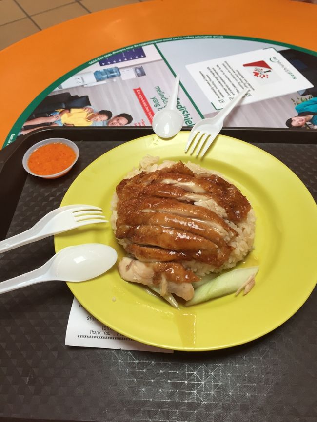 一旦、別のところを見て回ってから再度、「天天海南鶏飯」へ。お昼時は避けるべきね。ローストタイプのチキンライスを注文。噂どおり美味しかった。