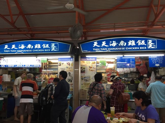 近道の通路を進んで行くとあの有名な「天天海南鶏飯」のお店の真横に出る。お昼時に行ったのが失敗。すごい列。