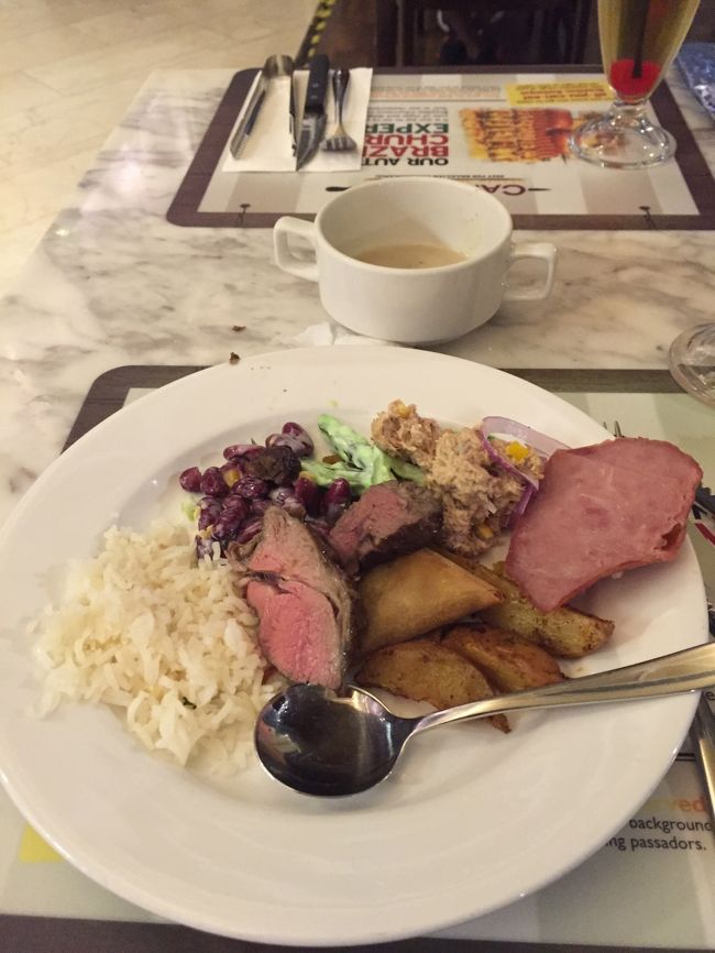 お腹がすいたので、ショップ・アット・マリーナベイサンズのシェラスコ料理。シンガポールでブラジル料理もいいかも。肉・肉・肉のオンパレード。娘よろこぶ。