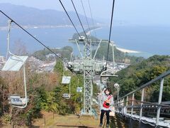 天橋立ビューランド

　京都からレンタカーで２時間、天橋立にやってきました。
　ここも京都府と聞いて、相方がびっくり。
　「府」というのになじみがないんです。

　天橋立付近の出身だという桂駅前のレンタカー会社の方は、雪もないし、よかったですねえ、とおっしゃってましたが、日本海側はけっこう降るのかな。
　そういえば、彦根で泊まったホテルの方も、日本海側は寒くて雪が降る、というのを強調していた。

　良い天気です！


　モノレール(ケーブルカー)はけっこう混んでいて、さくさく進むリフトに乗りましたが、眺めの良いのはだんぜんリフトですね。
　すれ違ったケーブルカーには、身動きが出来ない程びっしり人が乗っていた。

　ウェブにちょっとした割引券が出ていて、往復どちらも８００円でした。
