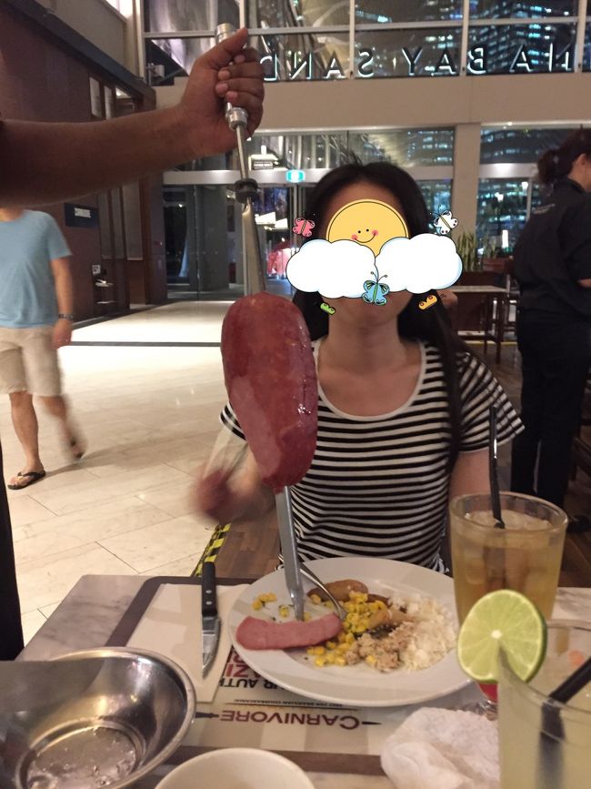 シェラスコは、ナイフに刺した肉を削いでくれる。娘、肉に大喜び。