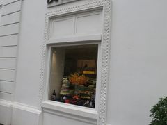 ショック状態のまま(笑)向かったのはメトロポールホテルのブティック！
ここのローズティーが欲しくて。ガイド本に載ってた（ミーハー）
でも高級ホテル、さすがに高い．．．お薦めのはバニラっぽい香りだったかな？ものすごい種類があり悩んだ末、買わず。ごめんなさい。
ぼったくりのショックが抜けてないからケチッタカモ．．．
でも高級ホテルなので観光客しか居ないしスリとか、値段交渉とか色々と気にしなくて良いから、ホッと一息♪