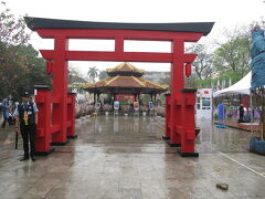 あら鳥居を発見！日本祭りが有ると書いてあったけど、ホアンキエム湖近くだった？！
警備員さん居たけど観光客も居たし入って正面から出ようとしたらテープで封鎖中．．．準備中だったのかな？
知らん顔して出てきました！

