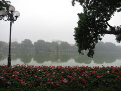 ホアンキエム湖に、やっと出たー！
初めての土地は近距離でも遠く感じます。
ぼったくりショック引きずってるし、曇ってどんよりしてるし湿度が凄くて。