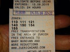 チューリッヒ空港でチューリッヒカードを購入！
使い始めから24時間、乗り物乗り放題になります。(ちゃんと、機械に入れて印字します。)