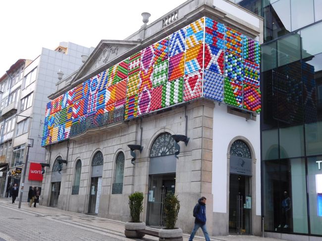 サンタ・カタリーナ通リ<br /><br />朝食後、まずメトロのボリャオン駅へ空港までの切符を買いに行きました。<br />スーツケースを持っていると買いにくいかと思い、先にチケットだけ購入しました。<br />ポルト初日に買ったアンダンテにチャージしようとしましたが、上手く出来ず困っていると、近くにいた女性が助けに来てくれました。<br />どうやら私が購入したアンダンテは２ゾーンの２４時間チケットだったため、そのカードは２４時間のチャージ用としてしか使えないので、また新たにカードを購入して、そこに空港までの片道料金をチャージしないといけないということでした。てっきり２４時間はとっくにすぎているので、そこにチャージすればいいと思っていましたが、一旦２４時間チケットとして購入したカードは、ゾーンは変更できても２４時間用としてしか使えないということのようでした。<br />自分の行先がどのゾーンになるのかは、券売機のところにアルファベット順の駅名の表あり、それで探せるようになっていました。<br />