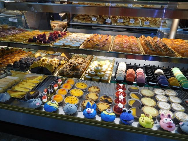 ボリャオン市場を出て、直ぐそばにあるカフェの可愛いお菓子たち