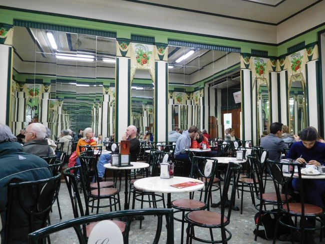 カフェの店内<br /><br />その後、ボリャオン市場近くで見つけたピンゴ・ドーセで、お菓子などのお土産を購入しホテルに戻りました。<br />部屋で少し休憩し、１２時少し前にチェックアウトしました。<br /><br />ホテルからボリャオン駅まではそれほど距離もなく、ボリャオン駅にはエスカレーターもあったので、スーツケースを持っての移動もそれほど大変ではありませんでした。