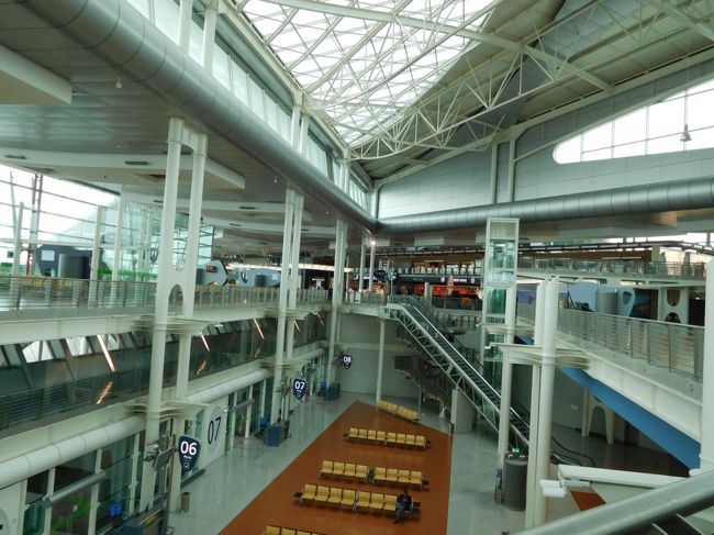 ポルト空港<br />あと少しでポルトガルともお別れです。<br /><br /><br />ポルトからイスタンブールまでは、行きのリスボンへの飛行機よりは空席がありました。そしてイスタンブールから関空への機内は、前の座席に一人日本人がいただけで、まわりはすべて外人ばかりという感じで、数年前に乗った時とは違って、やはり日本への旅行者が増えているんだと実感しました。<br />またテロの影響で、ターキッシュエアーラインは空いているだろうと予想していましたが、見事に予想は外れ、ほぼ満席状態だったのにはちょっと驚きました。、<br /><br /><br />初めて訪れたポルトガルは、行く前から感じられたように、人も穏やかで優しく、予想以上に素敵な国でした。治安に関しても、スリにさえ気を付けていれば、（深夜は分かりませんが）特に不安を感じるようなこともなく安心して歩けました。<br /><br />エルヴァス行のバスに乗っている時と、最終日の今日だけは小雨に降られましたが、それ以外は毎日ほぼ快晴といっていいお天気に恵まれ、美しい風景を楽しむことも出来ました。<br />今回はナザレやオビドスに行く時間もなく、観光に追われゆっくり町並みを楽しむことも出来なかったりと、たくさんの心残りもありますが、またいつか再訪できれば、その時はもう少しゆっくり回ってみたいと思います。<br /><br />投稿してから書き忘れたことを思い出したり、もっと上手に表現できないのかと、自分の稚拙な文章力を歯がゆく感じたりもしましたが、最後までお読みいただき本当にありがとうございました。<br /><br /><br />