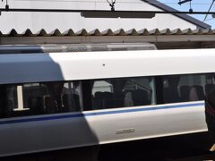 　津幡駅停車中に、和倉温泉行き「能登かがり火」号が通過していきました。