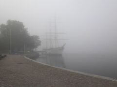 帰国の日の朝。
前日まで青空でしたが、今朝はすごい霧。ガムラスタンが全然見えない…