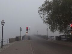 無糖ヨーグルトと思って買ったものが、実はサワークリームだったりして、ちょっと衝撃を受けつつ…(^ ^)簡単な朝ごはんを済ませ、荷造りも済ませて７時過ぎにはチェックアウト。
何度も渡った王冠の橋も、全然向こうが見えません…(^ ^)