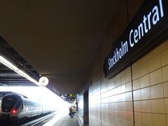 地下鉄が10分遅くなったけど、それでももともと中央駅での乗り継ぎ時間が20分くらいあったから、予定の電車に乗れるかと思いましたが、乗り場が全然わからず、余裕で間に合いませんでした(^ ^)　地上のホームで30分後の電車を待ちます。それでも２時間前には着くはずなので大丈夫でしょう。
ホームは禁煙じゃないみたいで、どこに行っても煙だらけです。