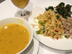 とりあえずラウンジ（FFPステータスありのエコ客専用で、あの豪華なビジネス客用のラウンジとは別です）へ行き、ビールをいただきます(^ ^)
ビールはセルフエリアには置いてありませんが、キッチンの冷蔵庫に缶ビールがあり、スタッフに注文すると、グラスに注いで渡してくれます。

シンプルなラウンジですがビールとスープとサラダがあるので自分的には十分です。