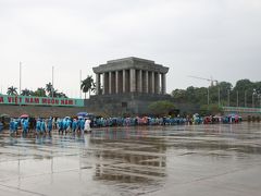 ホーチミン廟です。たくさんの人がホーチミンの遺体に対面したくて並んでいます。2時間以上も並んで、対面するのは1分間ということだそうです。遺体は内臓をとって、冷凍保存されたものとのこと。