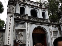 文廟です。大学生が卒業記念で写真を撮っていました。