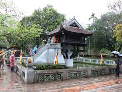 一柱寺です。1本の柱の上に仏堂をのせた変わった形のお寺で、子孫繁栄を祈願できる。