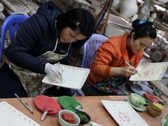 バチャン村、陶器に絵付けをしているところです。ベトナムの人は手先が器用です。