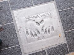 カンヌ映画祭の会場（パレ・ドゥ・フェスティバル）の近く通りには
もち　スター達の手形。
こちらは　デニス　ホッパーさん
