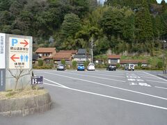 石見銀山公園前の無料駐車場へ。

ちなみに道を走ってると看板で世界遺産センターの駐車場に誘導される感じだけど、この駐車場が一番近くてオススメ。

ここから先は観光車両は入れず、徒歩かチャリ移動になるので