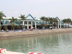 ハロン湾の切符売り場の建物です。私の後ろが港になっていて、船に乗ります。