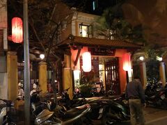 マダム・ヒエンで夕食を摂りました。金曜日の夜にフリーで行ったのですが、予約がないので、50分ほど待たされました。ここは、欧米人が多く利用しています。友人とサラダ２つ、料理２つ、ビール6本で110万ドンでした。（安い！！）