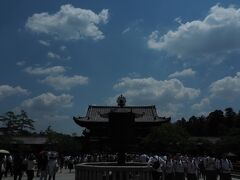 真夏のような陽射しに、一切の日陰なし。
直射日光の照りつける参道を大仏殿へ向かいます。