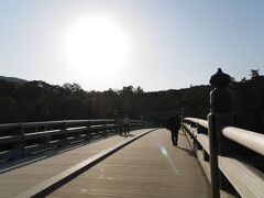 宇治橋を渡ります。

朝日が眩しい。