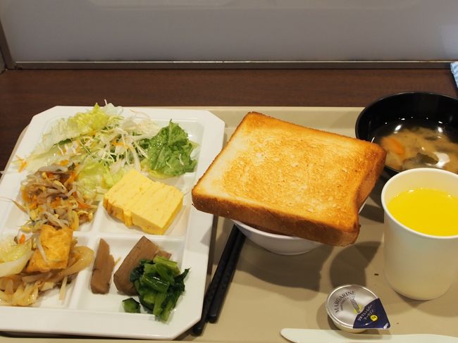 7/10　昨日のホテルほど豪華なではないが、<br />それでも十分な朝食<br />今日こそ石垣へ飛びたいと願いつつ空港へ向かう