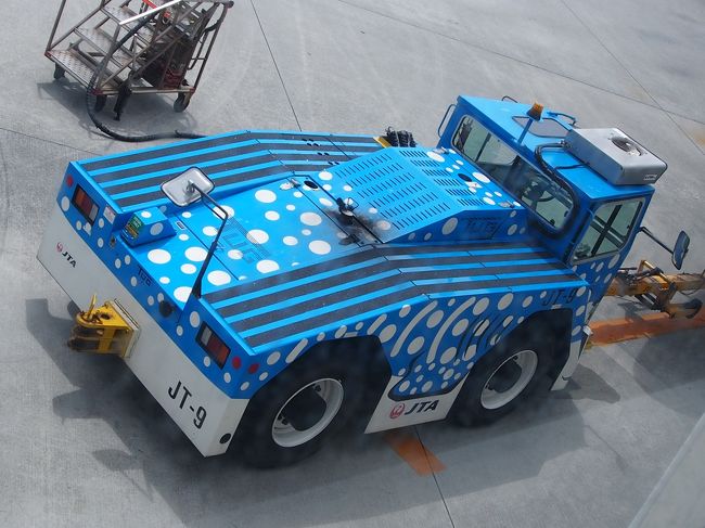 風はまだまだ強いが、飛行機は飛ぶとの事<br />良かった〜！！！<br />これでやっと目的地の石垣へ行かれる<br />ジンベイ模様の車が可愛い