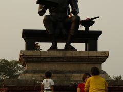 ランカムヘーン大王の銅像です。
こちらでも記念写真を撮っていました。