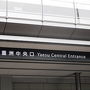 東京駅、八重洲口から丸の内口まで外側を北へ左回り。途中でアマン東京でランチ