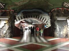 地下鉄の料金は４駅くらいで38クローナと高いし、乗り換えもわかりにくけど、駅の豪華さはうわさ通りでした。これはクングストラッドゴーダンKungsträdgården駅のホームから出口へ向かう通路。