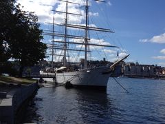 ストックホルムの宿はこちら！
afチャップマンaf Chapmanというホステルで、近代美術館があるシェップスホルメンSkeppsholmen島にあるんですが、陸上の本館のほか、こちらの帆船の中にも部屋があり、ドミトリーもあります。もちろん船の中の部屋を予約ずみ(^ ^)　早く予約したのはこのため(^ ^)

ここは島と言っても橋でつながっていて、さっきのT-BANAの駅から歩いて10分くらいで行けます。
