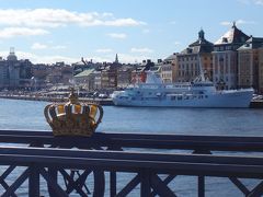 島を一通りまわったので、こんどは市街地の方へ行ってみます。
シェップスホルメンと中心部をつなぐその名も「王冠の橋」
橋の中央部の欄干に大きな王冠が取り付けられていて、撮影スポットになっています。