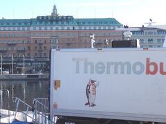 橋をふたつ渡ってガムラスタンがあるスターズホルメン島へ向かいます。
ペンギンさんのトラック(^ ^)と奥はさっき前を通ってきたグランドホテル。