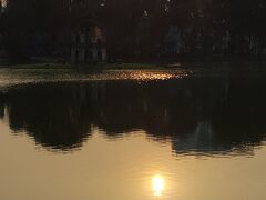 早速ホアンキエム湖へ。
写真が全部逆光になっちまいやんの。
でも、これはこれで綺麗ですが。

