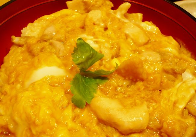 半熟玉子がとろ〜りとしていて美味しいです♪<br />テーブルは真中に仕切りがある６人かけと、４人かけです。<br />１人でも入りやすいので、私のように１人で食べているサラリーマンもいましたよ。<br />食べ終わったらサッと出る雰囲気です。