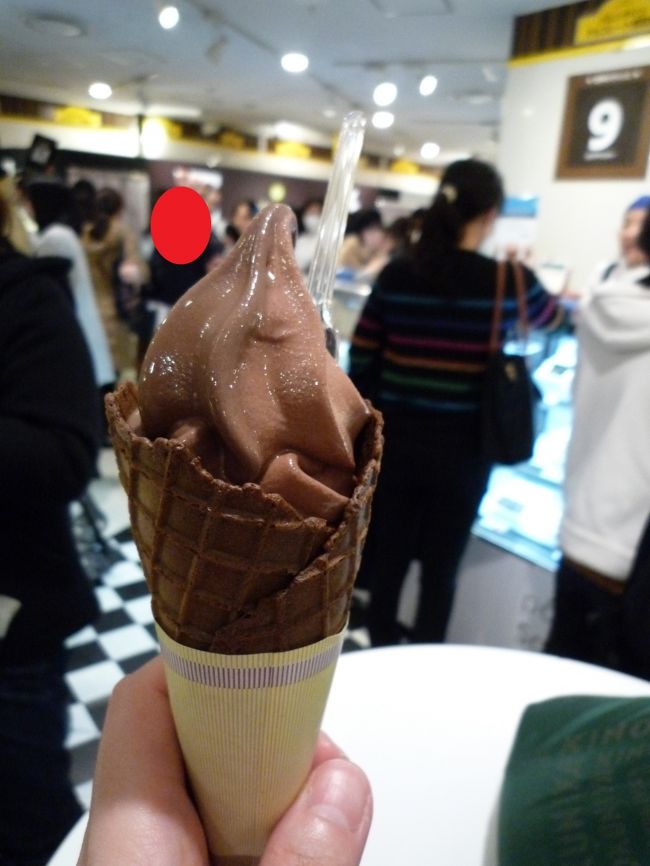 さて、デザートは阪急梅田店のバレンタインフェアでチョコレートソフトにしましょう！<br />中には大行列のお店もありましたが、大阪にしかお店がないエクチュアからほりのヴァレンタイン限定メニューのソフトクリームにしました。<br />２種類のチョコを使っています。うーん美味しい♪<br />男の子だけのグループもソフトクリームを食べていました。<br />最近はスイーツ男子なる言葉もありますね。