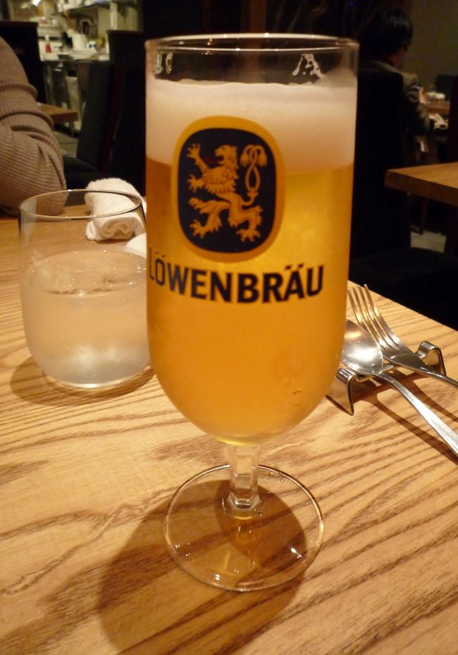 さて、地下鉄に乗って本町に移動しました。<br />土曜日の本町は休みの会社が多く、梅田やなんばと違って人が少ないです。<br />雨も降っていてかなり暗い中、赤いポストが目印のお店に到着しました。<br />私が１番乗り！友人Ａ子も定刻に到着。<br />友人Ｂ子とＣ子は迷ったらしく遅れてきました。<br />まず、１杯目はビールで乾杯！