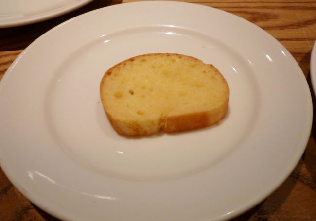 このお店は年齢層が高い目で若者はいませんでした。<br />パンも小さいです。