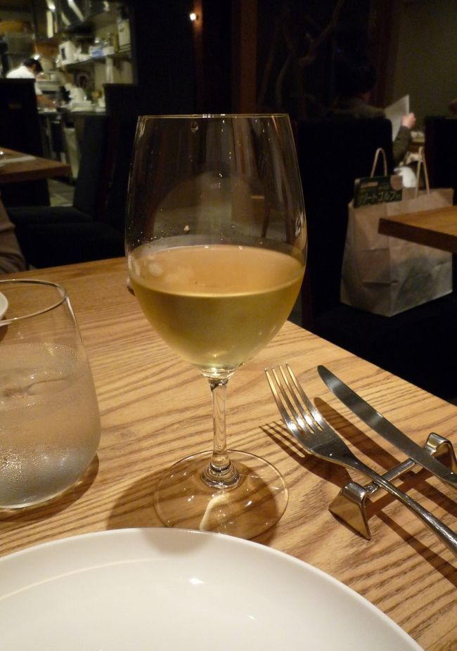 もう１杯目のビールはなくなりました。<br />２杯目、私はグラスワインの白を注文。<br />友人Ｂ子とＣ子は赤のボトルワインを注文。<br />５杯取れるので２杯ずつは２人で、残りの１杯は私がいつもいただきます♪