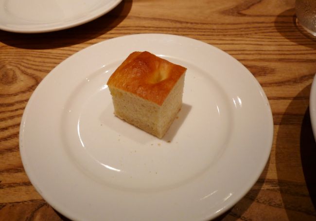 またパンを持ってきていただきました。<br />今回は大好きなフォカッチャでした。