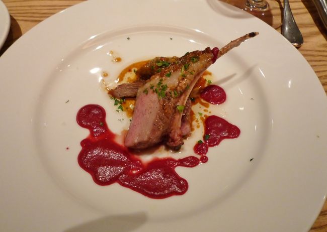 メインは子羊のロースト。こういう脂は赤ワインの渋みが合います。