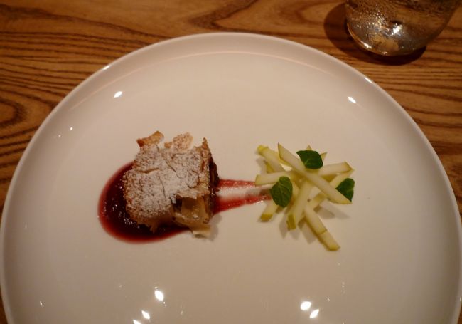 私達のプレートは普通のバージョンです。<br />りんごと干しぶどうのパイでした。