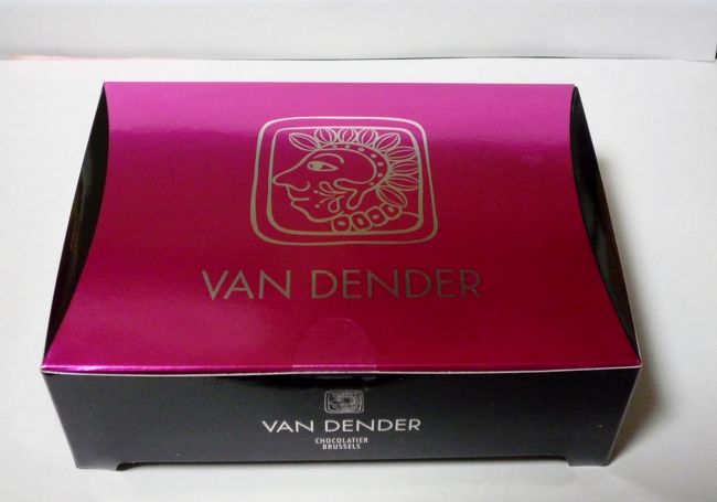 売り場は女性でいっぱいです。<br />ベルギーチョコのお店でチョコを買いました。<br />私としたことが「フレデリック・ブロンデール」と勘違いして、<br />「エルマン・ヴァンデンダー」を買ってしまいました。