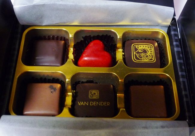 でも、ここのショコラも美味しかったですよ。<br />ベルギー皇太子殿下（フィリップ新国王）御成婚の<br />ウェディングケーキの制作を担当して、王室御用達の称号をいただいたり、<br />クープ・ドゥ・モンド・ベルギーチームの総合監督として参加して<br />総合３位のに輝いてフィリップ新国王から再度、王室御用達の称号をいただきました。<br /><br />美味しかったですよ。