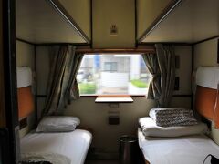 
寝台特急「北斗星」Ｂ寝台個室（デュエット）で迎えた朝

硬いシートにレールのつなぎ目のガタンという音と揺れ

久しぶりの寝台車は快適とは言いがたい寝心地、

でも、これが最後の「北斗星」･･･

引退前にもう一度乗ることができて良かったと思う。

